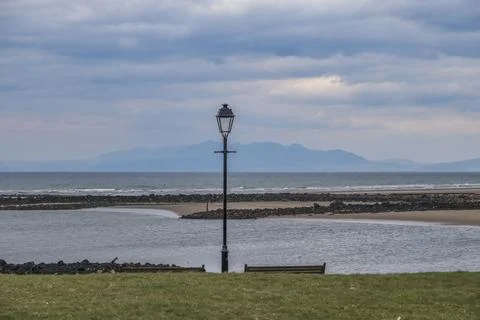 Distant Arran mountains frame a calm sea under cloudy skies Foto stock