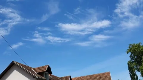Distant bird flying across blue sky with wispy clouds. Stock-Footage 336327587