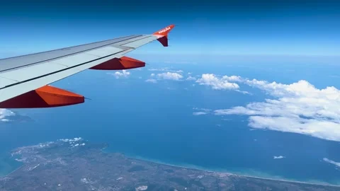 Distant blue sea complements lake easyjet plane passes beneath cloudy skies way Vidéo 320844935