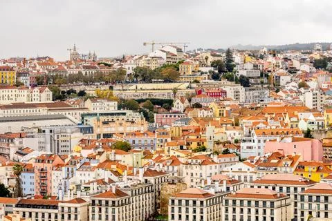 Distant bridge and Lisbon rooftops across hillside district Foto stock