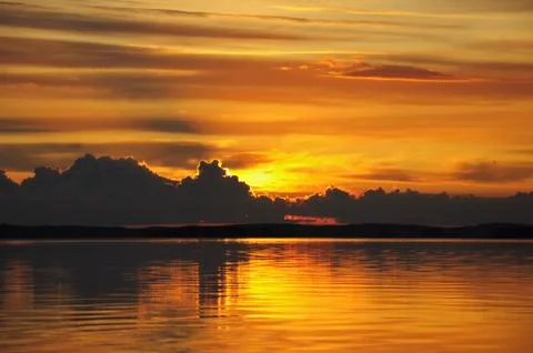 Distant cloudy sunset over huge lake Foto stock