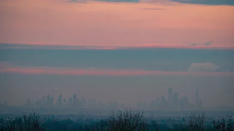 Distant London skyline time lapse Vídeos de archivo 143784339