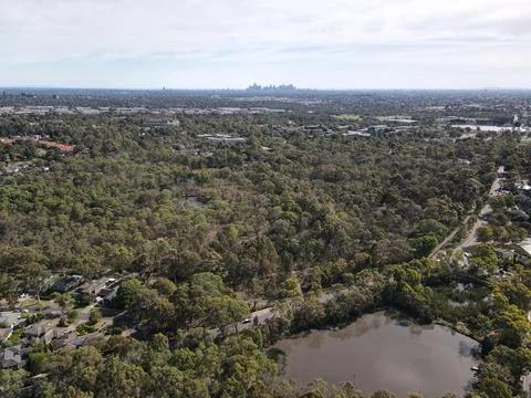 Distant Melbourne city skyline view from suburban park Foto stock