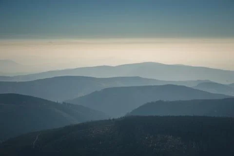 Distant mountain range and thin layer of clouds on the valleys. Foto stock