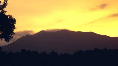 Distant mountain silhouette in a yellow evening 動画素材 92899205