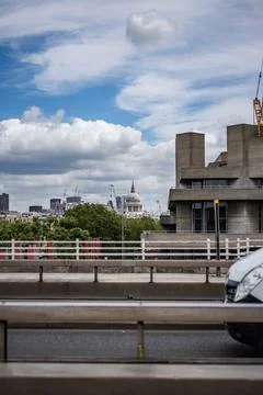 A distant perspective reveals the dome of St. Pauls Cathedral, framed by mo.. Foto stock