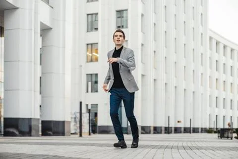 Distant plan of happy man going to or from work and dancing. Foto stock