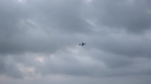 Distant plane crosses the cloudy sky Vídeo Stock 53006232