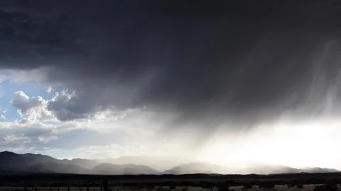 Distant Rain Shafts Falling Over Open Prairie Horizons Fotos Stock