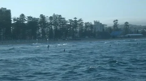 Distant ski boarder at Manly Beach with haze. Ultra wide angle. Vidéo 68341386