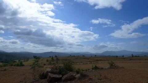 Distant skyline of mountains and clouds from hill top in rural India Vídeo Stock 111303954