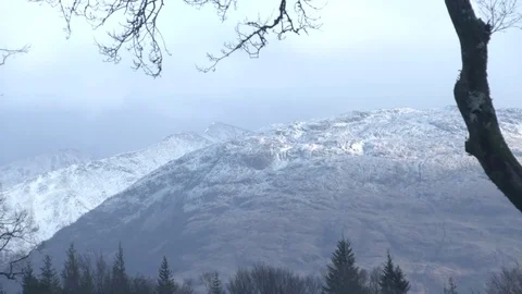 Distant snow topped scottish mountains Vídeo Stock 71389225