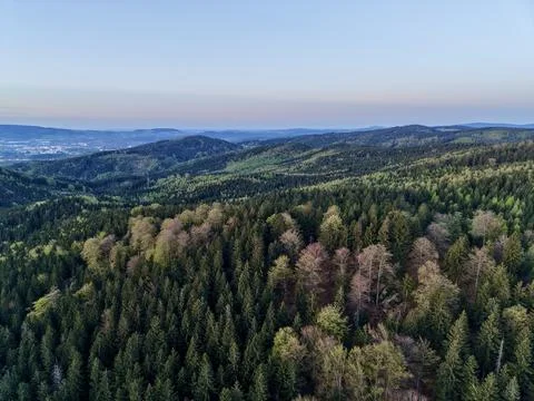Distant town with forested hills. Layers of ridges and patchwork fields cre.. 写真素材