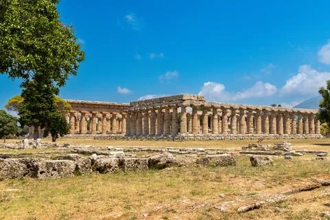 Distant view of ancient Doric temple ruins in Paestum 库存照片
