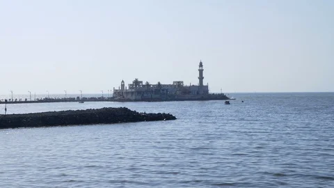 Distant view of building/ monument in middle of Mumbai sea. 動画素材 109328461
