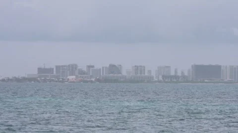 Distant view of cancun's hotel zone on an overcast day Vídeos de archivo 340410677