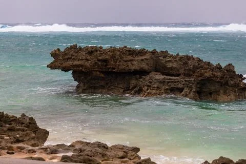 A distant view of the clear waves and reefs of Ike Island 스톡 사진