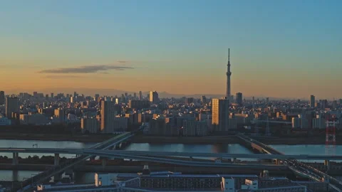 Distant View of High Rise Tower and Tokyo Skyline Over River at Golden Hour Stockbeeldmateriaal 333438958