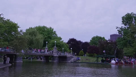 Distant view of a pedestrian bridge at Boston common park during the Memorial Vidéo 336223171