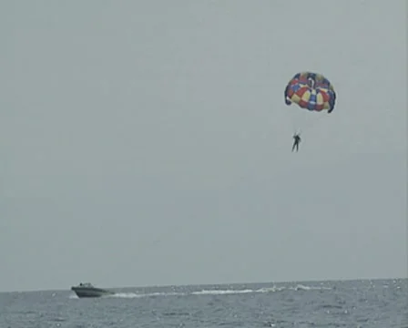 Distant view of person parasailing 動画素材 8299786