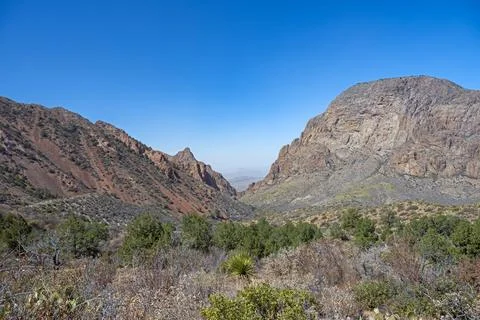 Distant View Through a Desert Mountain Valley Stockfoto's