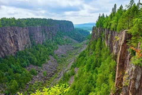Distant View Through the End of a Rocky Canyon Stockfoto's