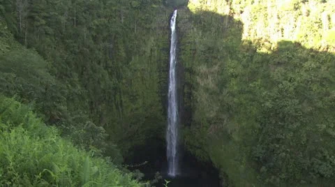 Distant View of a Waterfall In Hawaii Video stock 19270062