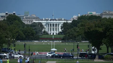 Distant view of the White House with traffic in front with the fountain and Video stock 213294072