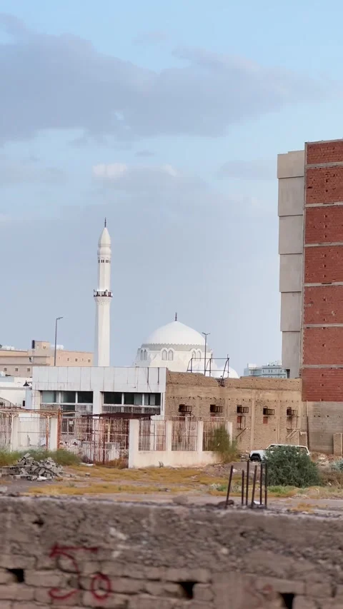 Distant View of a White Mosque Near Qila Quba Vídeo Stock 342451311