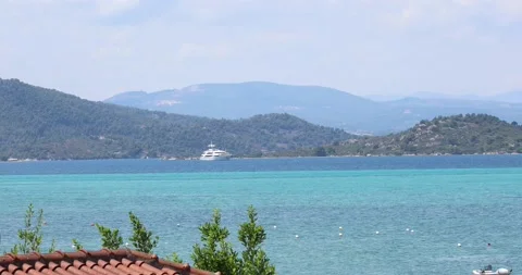 Distant view of white yacht floating in the tropical, turquoise sea waters Stock-Footage 199272683