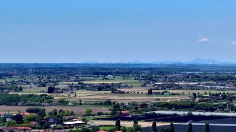 Distant wide drone panorama looking over the green Venetian plain countryside 库存影片 336554158