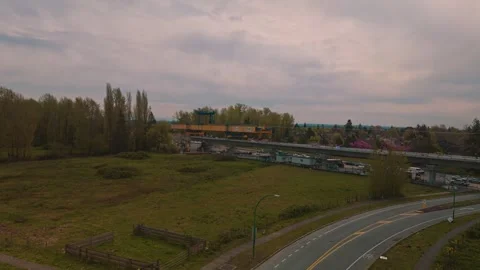 Distant yellow launching gantry crane constructing elevated guideway over Vídeos de archivo 334248622