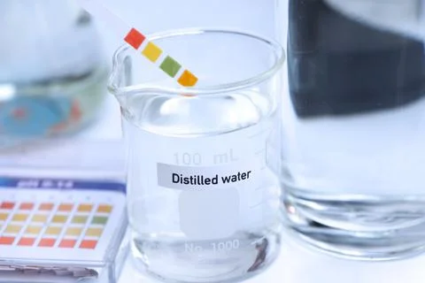 Distilled water in bottle ,sample pH water in the laboratory Stockfoto's