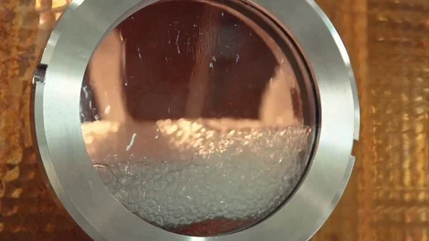 Distilling bourbon slow motion Vídeos de archivo 74800898