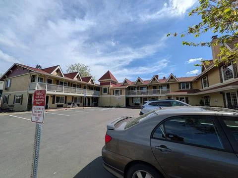 Distinctive U-shaped lodging property with central parking courtyard Stock Photos