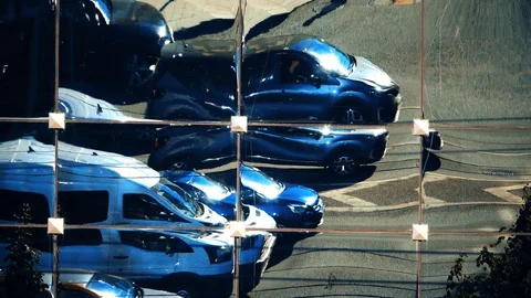 Distorted reflection of city traffic in a modern building facade 库存影片 94347673