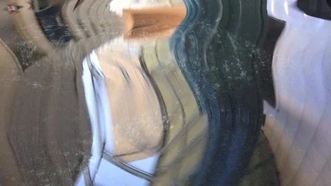 Distorted reflections of a building in water. Vidéo 90150748