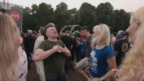 The distraught crowd is having fun to the music of the favorite band. Stock-Footage 154158432