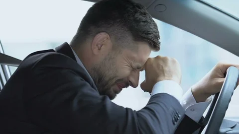 Distressed man suffering bad headache in car, result of stressful job overwork Vídeo Stock 117222945