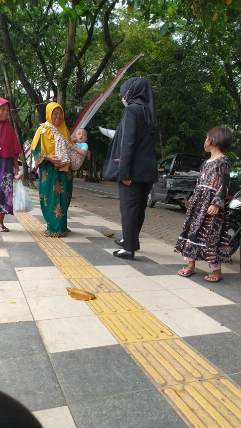 Distribute flyers Vídeo Stock 221802798