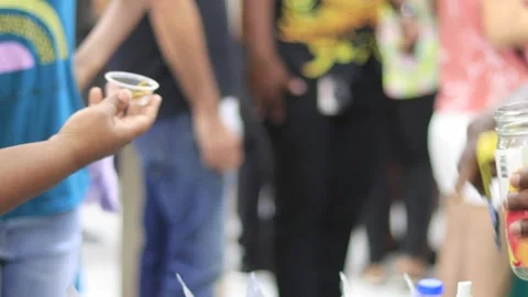 Distributing culinary samples Vídeo Stock 338420420