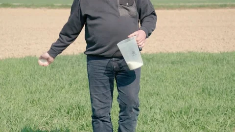 Distributing fertilizer by hand Vídeo Stock 134601781
