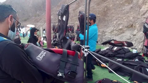 Distributing safety life jackets to the kayaking people at Hatta Dam Kayak Vídeo Stock 246316669