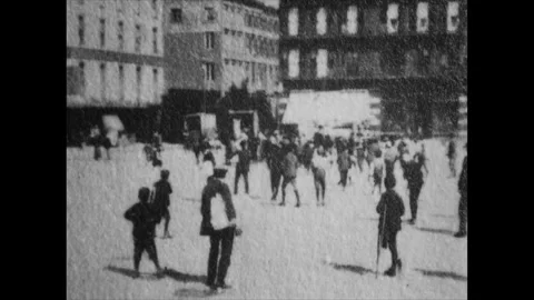 Distributing a War Extra Newspapers in Union Square - 1903 American archival Vídeo Stock 246631515