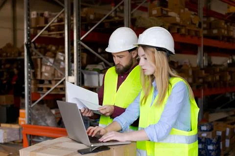 Distribution Center Workers Analyzing Operational Data and Reports Foto stock