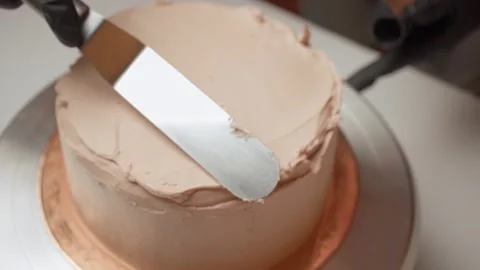 Distribution of the cream on the cake with a spatula Video stock 152338667