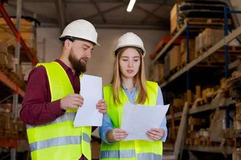 Distribution Workers Discussing Performance Metrics and Operational Reports Foto stock