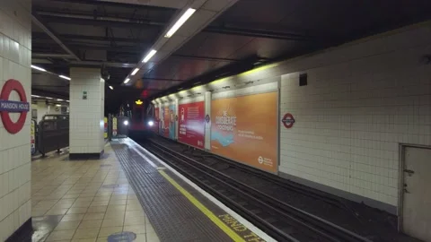 District Line Train Doors open at the Westminster Underground Tube station Видео 152606883