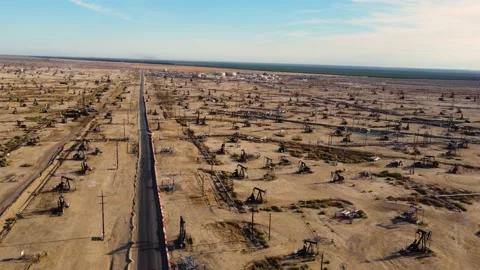 Dive of Huge Oil Fields and Oil Rigs in Central California Kern County Stockbeeldmateriaal 221726084