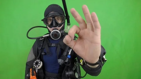 Dive instructor shows signal- OK  on greenscreen Vidéo 122657192